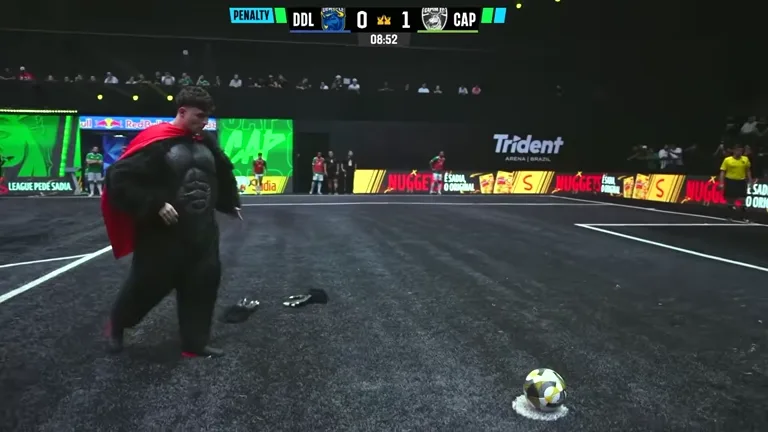 Paulinho o LOKO batendo penalti na Kings League
